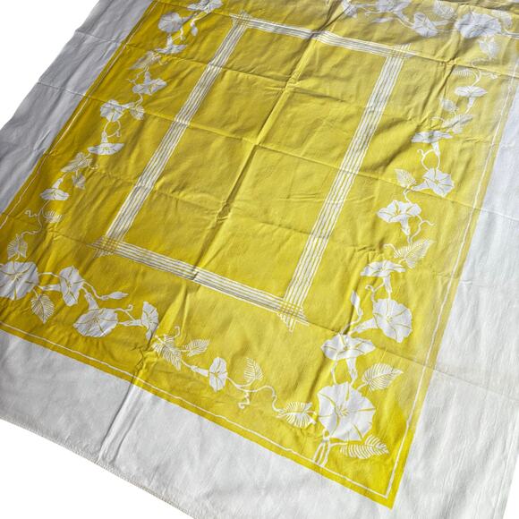 Vintage mid century cotton tablecloth faded yellow pattern on white rectangle - Picture 2 of 9